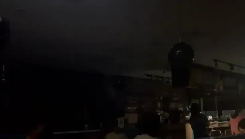 快訊/台北車站美食廣場突停電！民眾摸黑用餐　現場漆黑畫面曝
