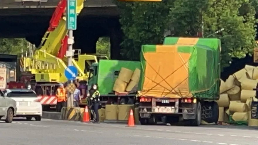 影/三峽曳引車轉彎「冥紙捲」散落一地　才排除大貨車又拋錨塞爆