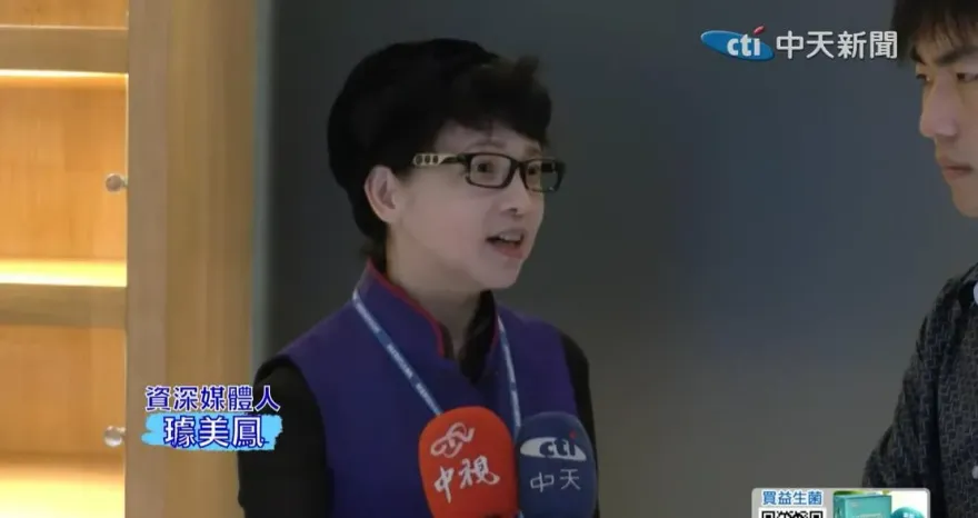 柯文哲鹹豬手？璩美鳳控公然摸手稱「皮膚好好」　讚「逆天妖精」要聘她當情報頭子