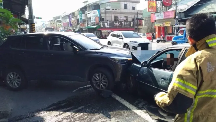 影/中埔農會6車撞一團！65歲翁身體不適釀禍 　2傷自己也破相