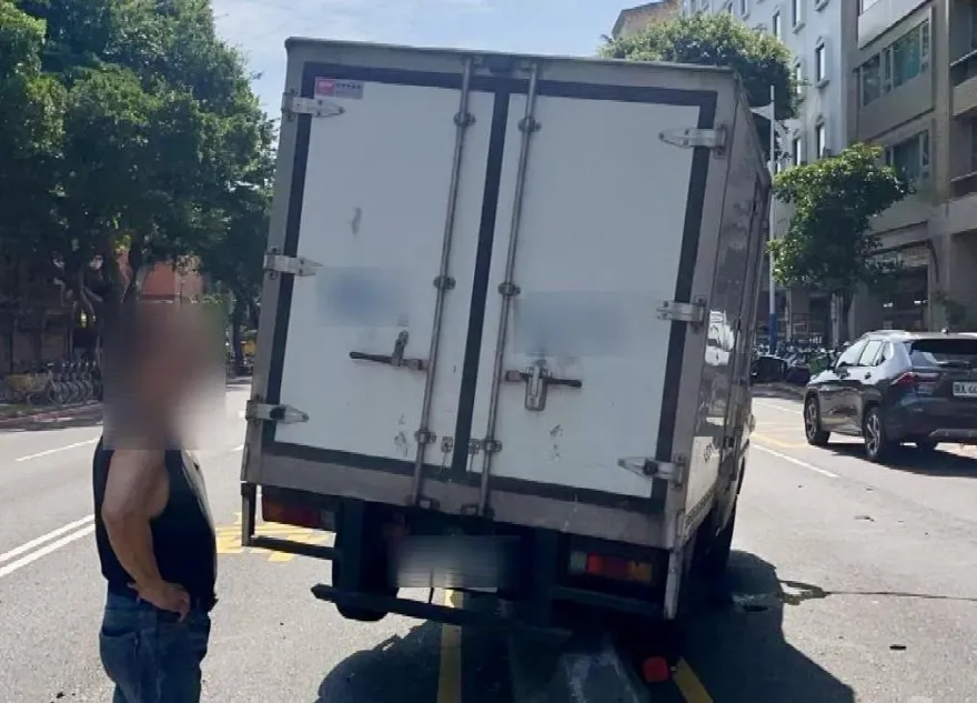 影/撞擊瞬間！小貨車騎上分隔島4輪懸空　駕駛：調撥車道剩3分鐘！