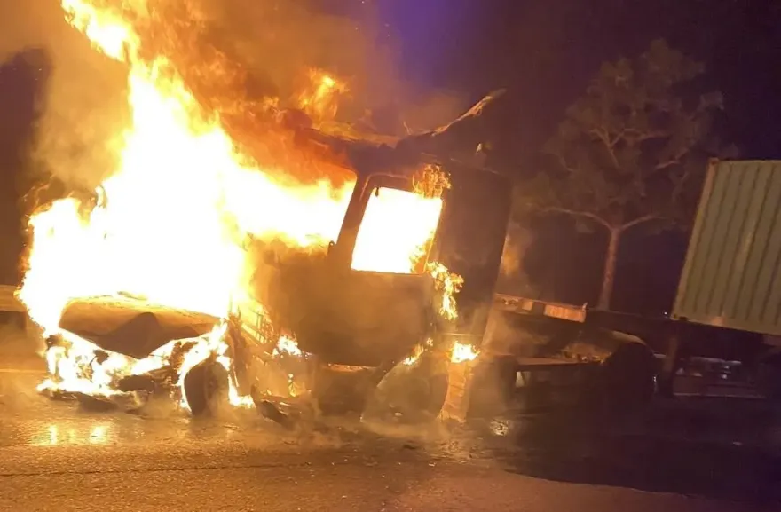 快訊/國道1號楠梓路段車禍　2車陷火海1人燒成焦屍