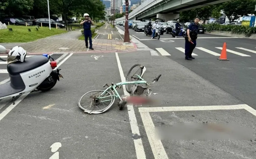 影/撞擊瞬間！曳引車無視前方單車翁　背後撞擊直接輾過送醫不治