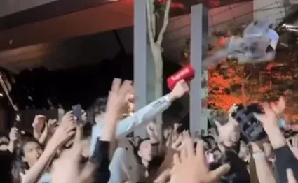 梨泰院事件翻版！網紅信義區「豪灑千鈔」爆推擠　他道歉了：反正我還是繼續發