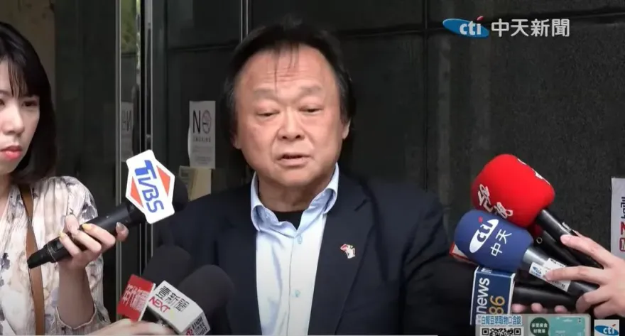 不當「柯學家」、「蔣師」改當「賴打」？王世堅笑：我不抽菸