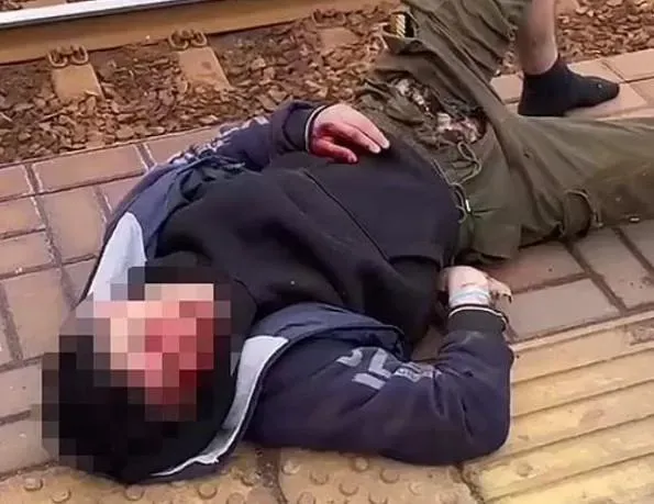15歲少年爬火車頂…不慎觸電「下體整根燒壞」！目擊者驚：燒出1個洞