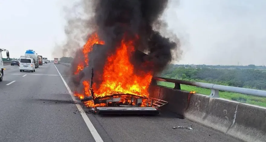 快訊/國1北上294公里新營段火燒車！3人逃生1女跌傷　整輛小貨車變廢鐵