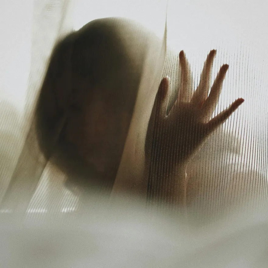 12歲少女遭名校男大生索裸照「隔空猥褻」…家長怒報警討說法