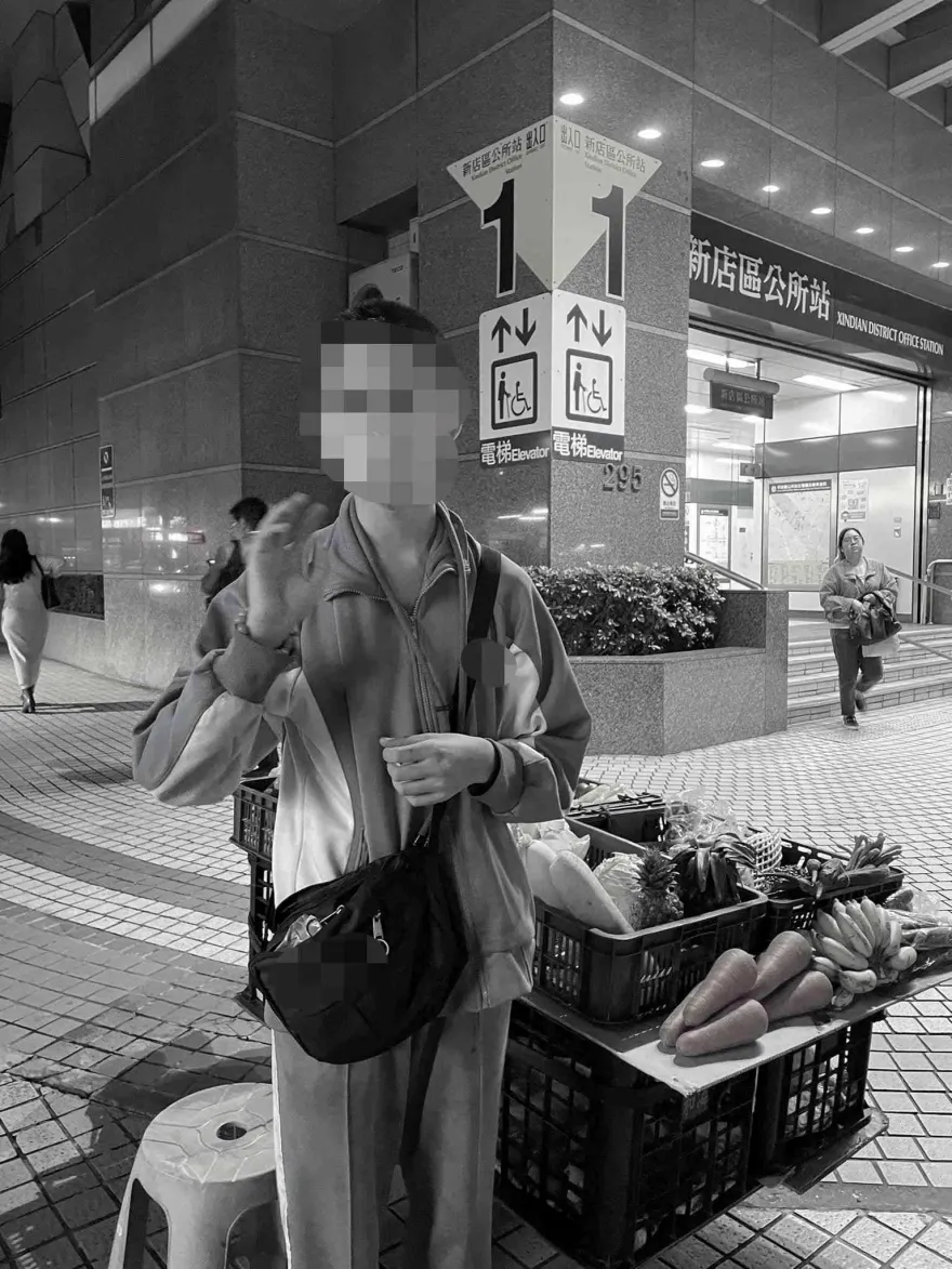 父逝母親拋棄！男高中生放學後捷運站賣菜　「自力更生」坎坷身世曝光