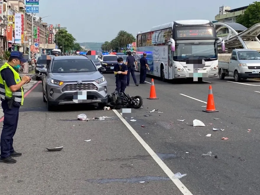 影/奪命畫面曝光！為閃違停車　小港18歲女遭聯結車當場輾斃