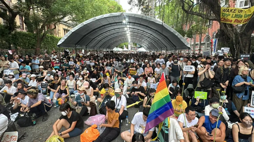 影/場內戰到場外！立法院外40民團搭棚串連「2000人到場」　要求退回審查
