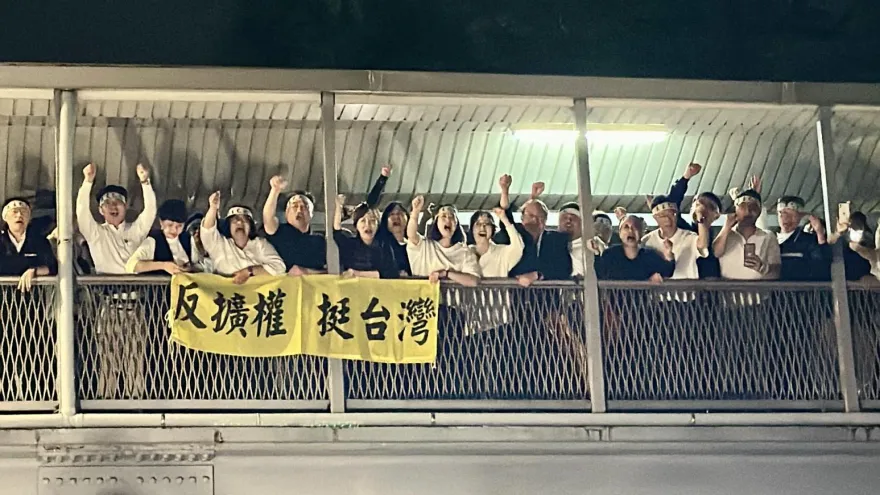 快訊/立法院長韓國瑜宣布散會　綠委青島東路天橋揮手群眾鼓譟