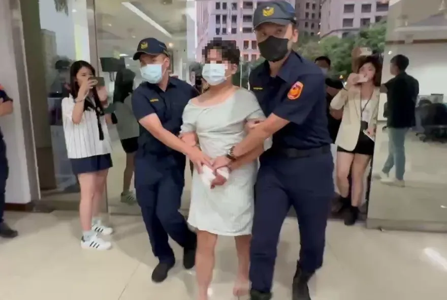 媽在這不怕！中捷兇嫌「赤腳進警局」　母不捨抱子痛哭「連夜採買衣物」