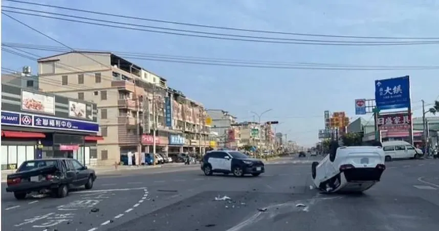 疑變換車道釀禍！高雄白車「四輪朝天」翻路中　3車連環撞畫面曝