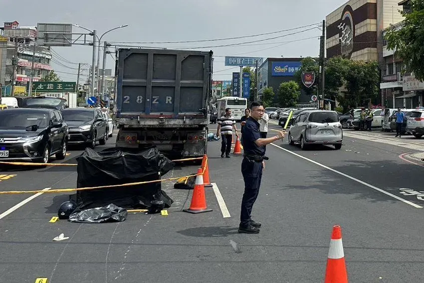 快訊/高雄砂石車右轉撞上機車　女乘客噴飛遭輾慘死　運將吊銷駕照移送法辦