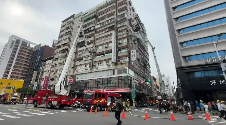 快訊/高雄前金大樓8樓清晨火災！3人逃到頂樓　濃濃白煙竄出超嚇人