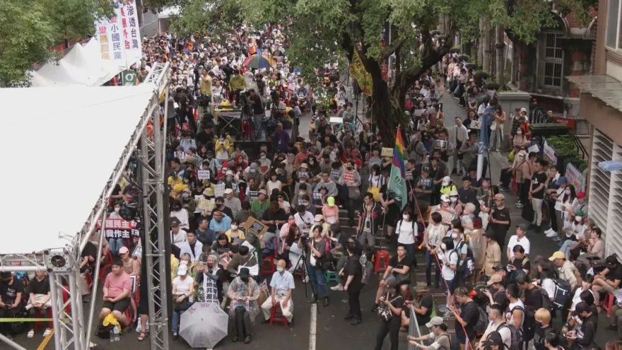 民團號召群眾「輪流請假」聚集青島東路！主持人宣布現場5000人