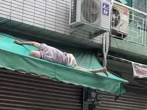 快訊/高雄苓雅驚傳墜樓意外！8旬翁關窗不慎跌落　卡遮雨棚動彈不得