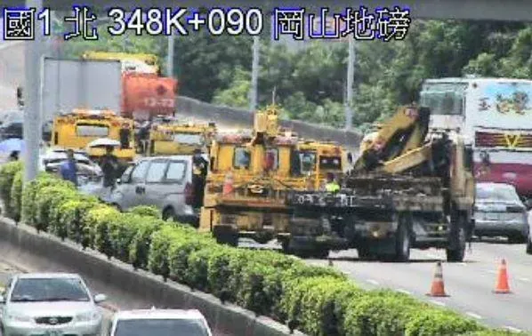 快訊/4車追撞事故！國1南向岡山段出事　占用中內線車道嚴重回堵