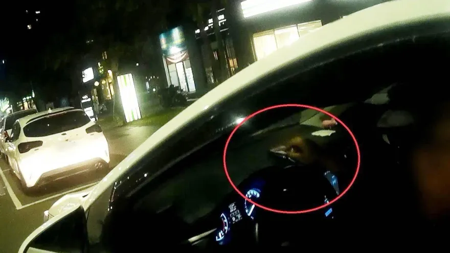 快訊/假裝配合再衝撞逃逸！高雄2警遭撞傷「1人骨裂」