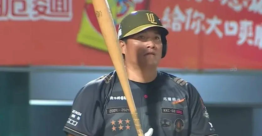 影/高國慶引退賽第2打席敲高飛犧牲打！創中職最年長出賽紀錄