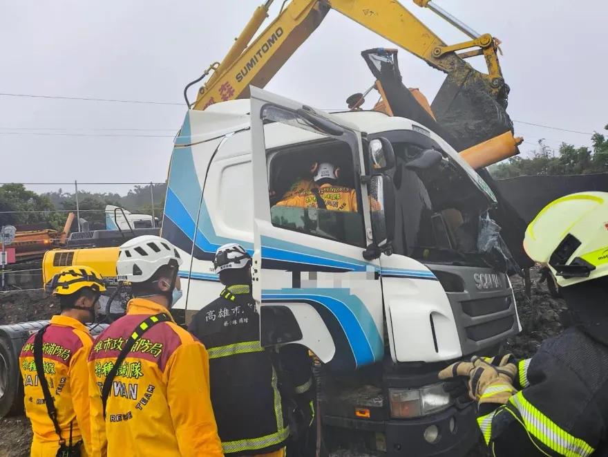 影/悚！雨後土軟砂石車後車斗傾覆重壓車頭　駕駛命危