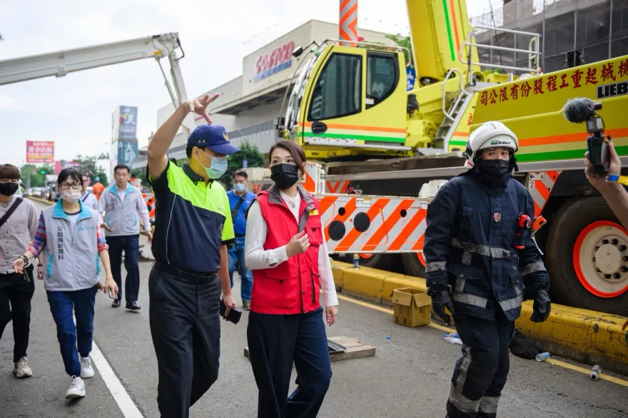 影/歷經15hrs！新竹「晴空匯」351人全數救出　完成2勇消遺願