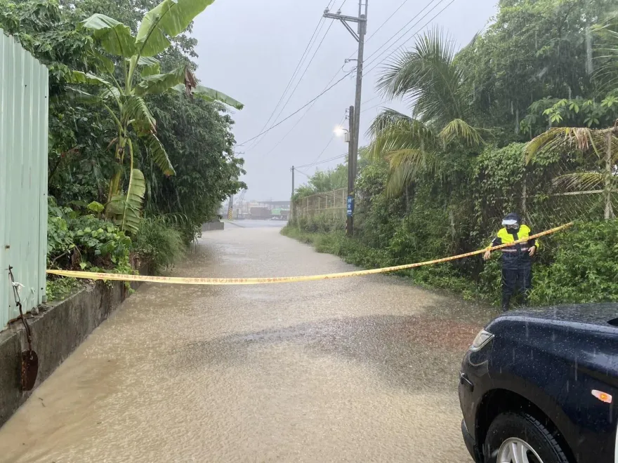 快訊/暴雨炸高雄梓官！道路淹水「變河流」　水深逾60公分