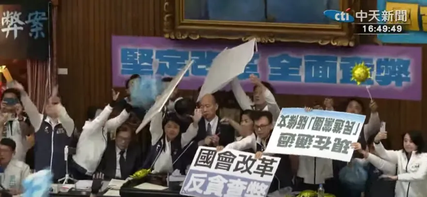 綠委狂丟「藍垃圾」襲擊主席台！藍委急護駕　韓國瑜怒：大家安靜
