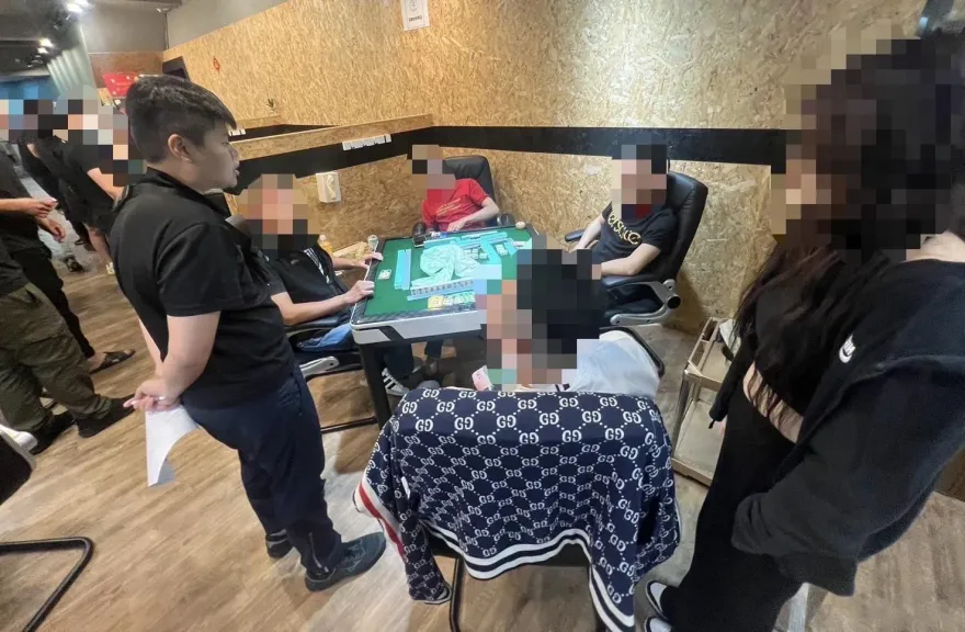 影/新北三重棋牌社「掛羊頭賣狗肉」聚賭　警深夜突襲攻堅逮32人