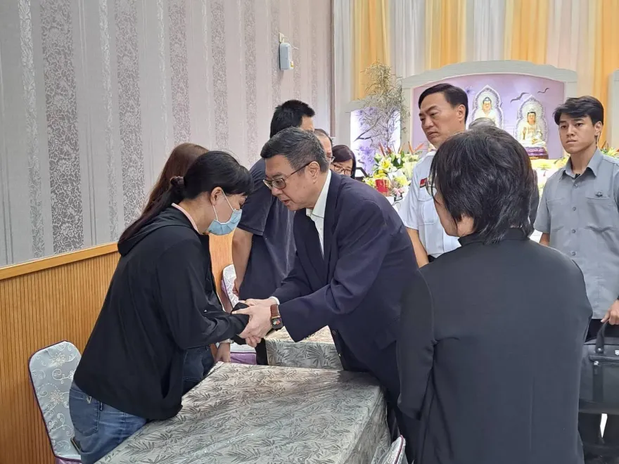 影／弔唁新竹晴空匯2勇消　卓榮泰允諾4面向提升防救災能量