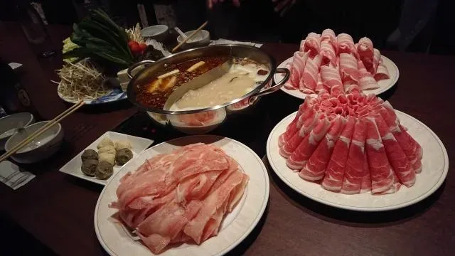 男童腹痛狂拉！發燒2天竟染沙門氏菌　醫揭「這種火鍋沾醬」超可怕