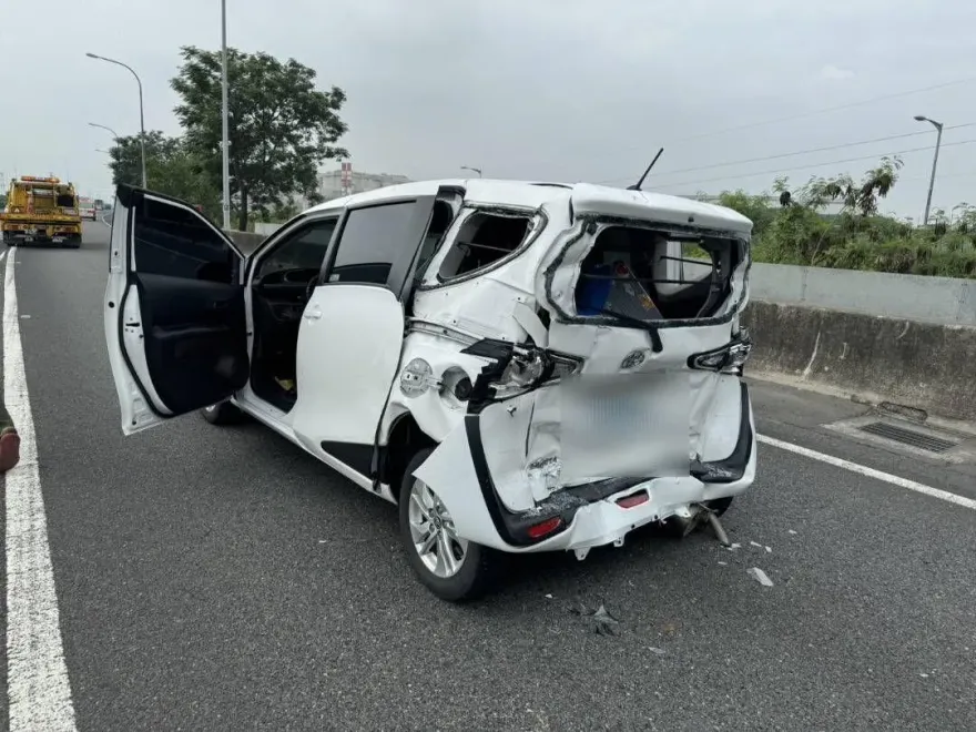 快訊/端午連假驚悚車禍！國1貨車追尾休旅車「屁股」慘凹　3童傷緊急送醫