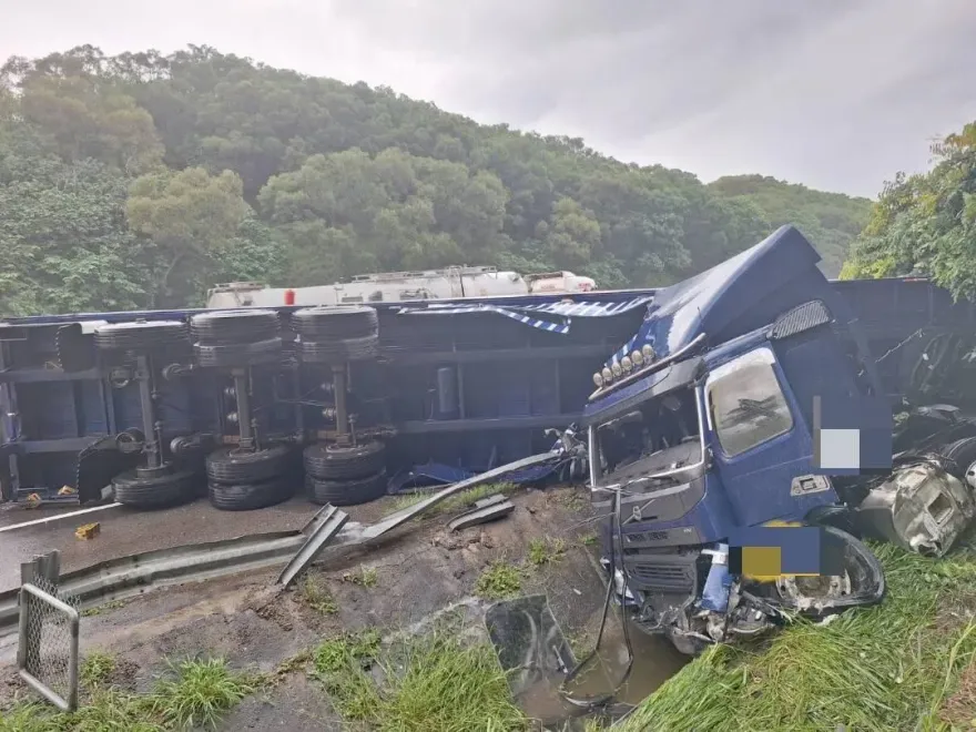快訊/國3苑裡路段大貨車翻了…車頭扭轉180度！北上嚴重回堵