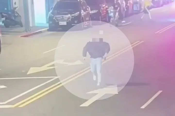 影/《艋舺》真實版！萬華深夜街頭「2打1」持械追逐　警鎖定身分