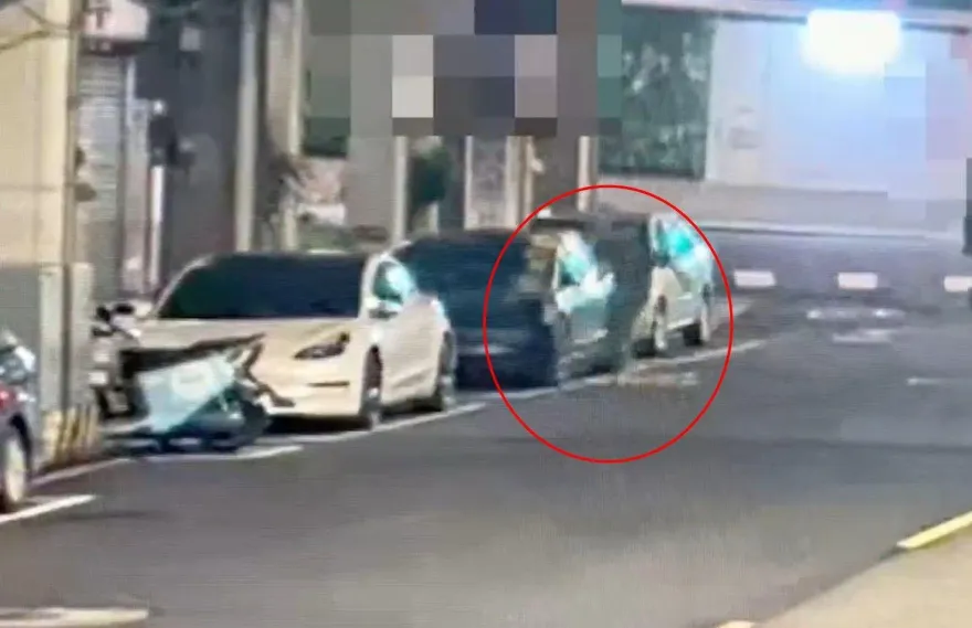 影/疑同業內鬥！直播主特斯拉遭潑漆砸車　驚喊：別得罪抖音大哥