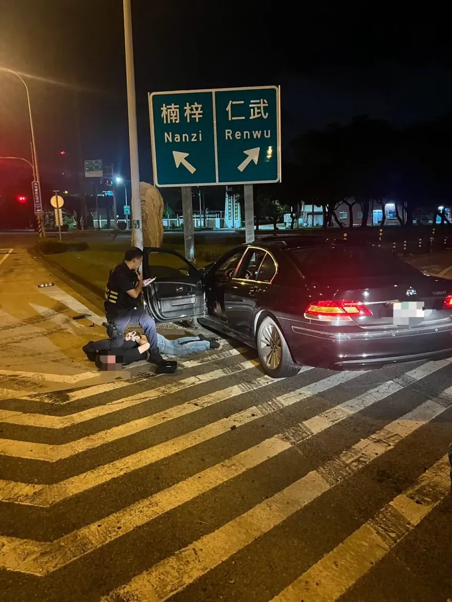 影/高雄通緝犯酒駕拒檢狂催油門！自撞路牌遭壓制仆街　6違規20萬不夠付