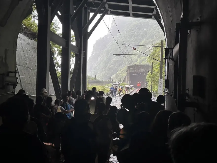新自強號撞落石第2節車廂出軌！行政院：第一時間展開救災以最快時間恢復通車