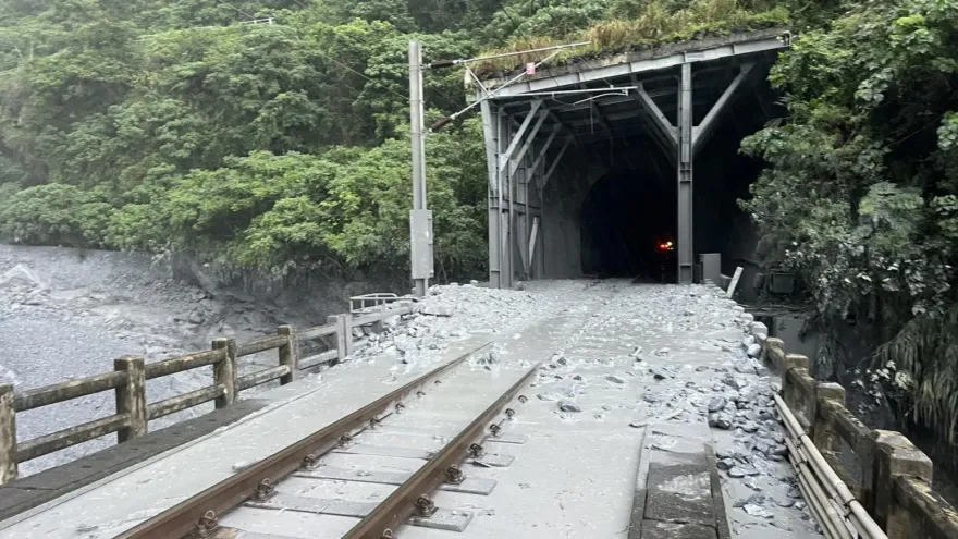 新自強號撞土石流出軌　台鐵曝釀災原因：大量土石溢流覆蓋軌面