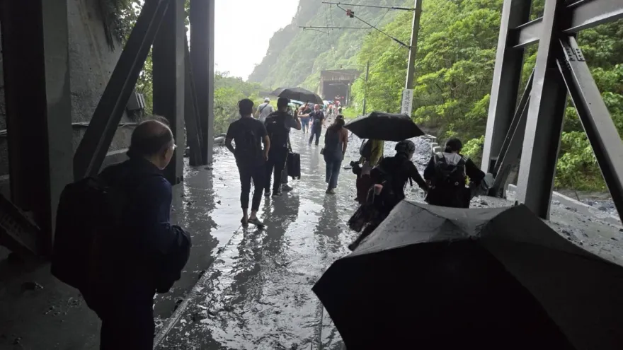 造價8億！台鐵新自強號撞土石流出軌　交車不到3個月就出事