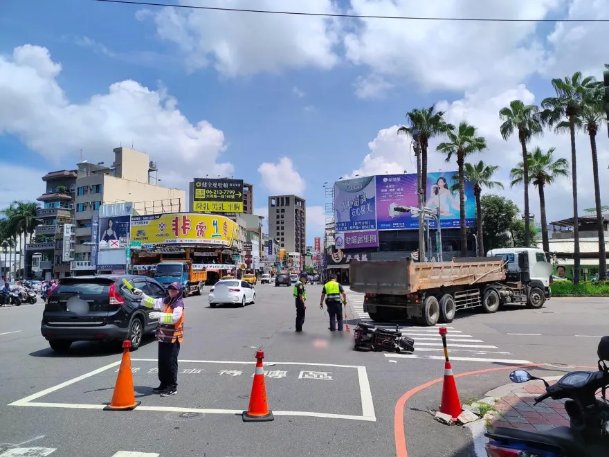 台南死亡車禍！女子騎電動代步車遭曳引車擦撞　送醫宣告不治