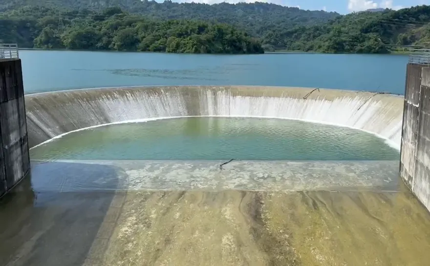 影/雲林湖山水庫2個月達滿水位！　自然溢流「圓形水瀑」美景震撼