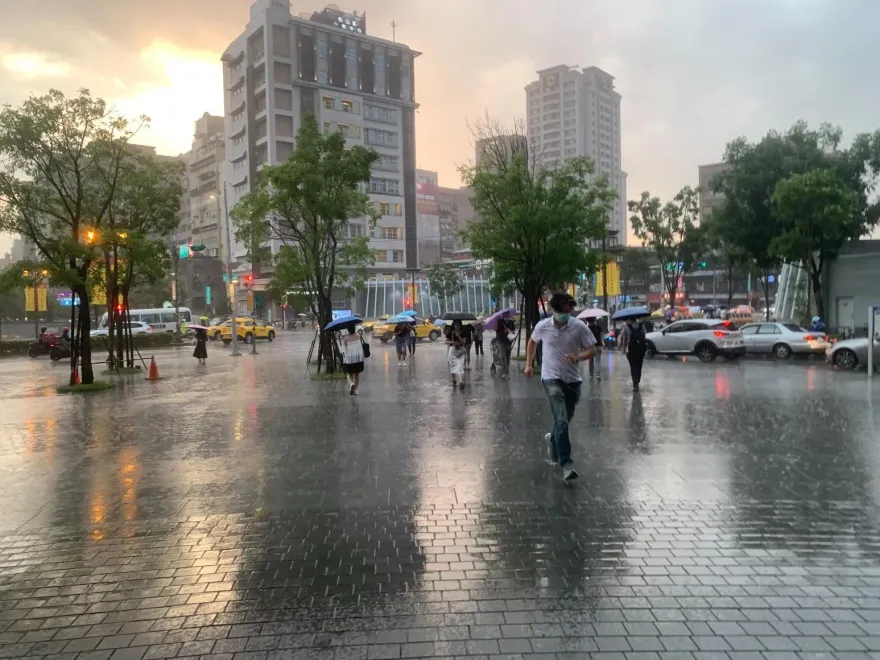 午後雷陣雨範圍變大　熱帶擾動蠢動「下周開始1個帶1個出場」