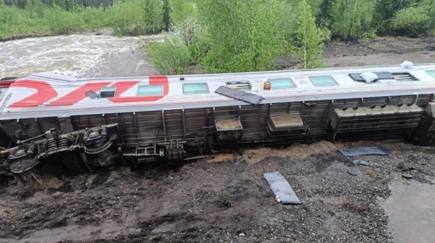 影/乘客爬窗驚慌逃！俄國驚傳火車脫軌70傷　暴雨淘空路基釀禍