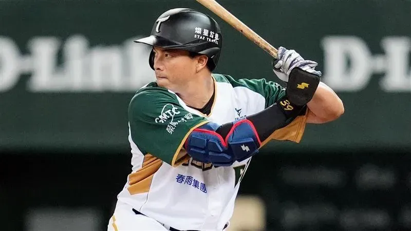 影/吳念庭初登場！中職生涯首打席就敲安　鷹迷全場歡呼