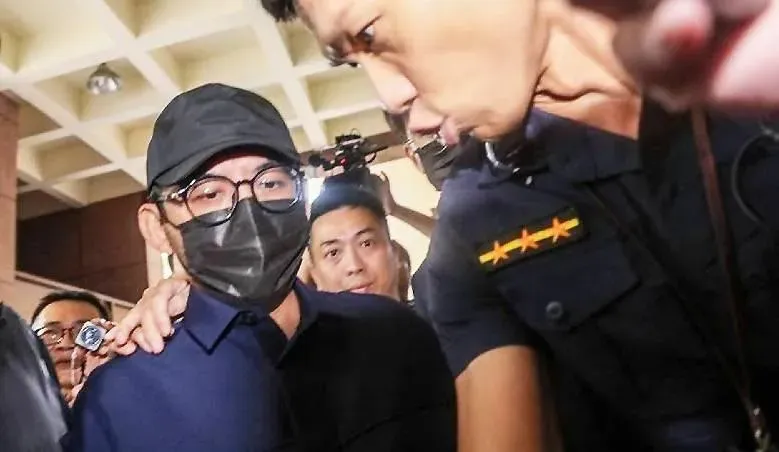 快訊/黃子佼遭控性侵！庭訊1小時後請回　媒體大陣仗包圍沉默離去