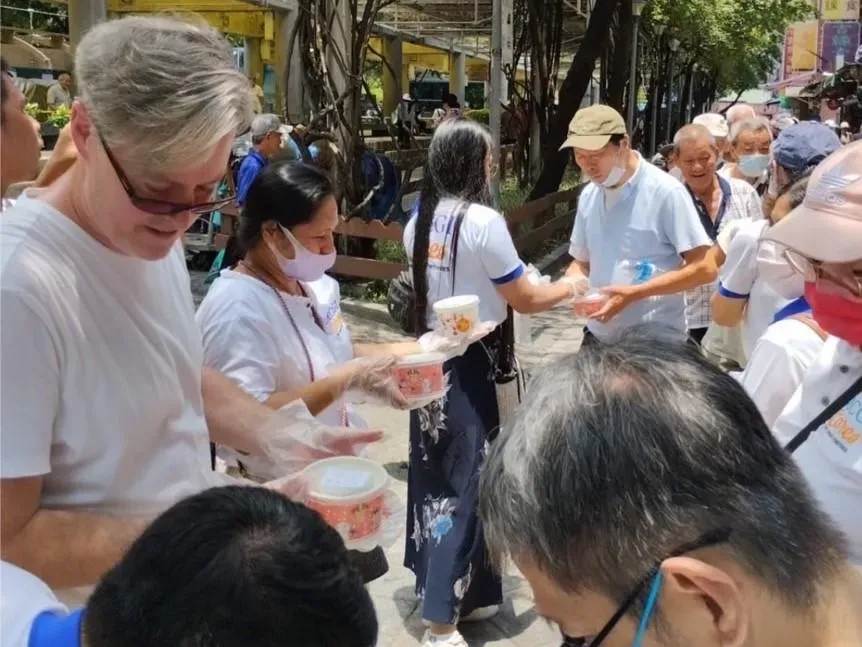 獨/夏克立龍山寺為街友送暖　打官司經濟拮据借住律師事務所