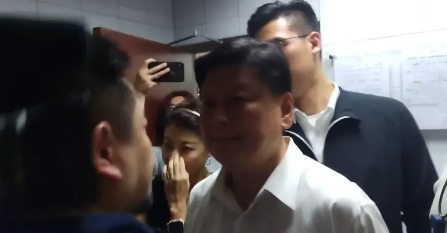 影/藍綠再戰選罷法！洪申翰不滿傅崐萁推擠爆口角　王鴻薇飆罵賤人
