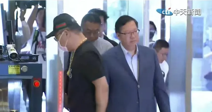 影/鄭文燦衣服上「少這配件」　媒體人分析：做好上囚車的準備