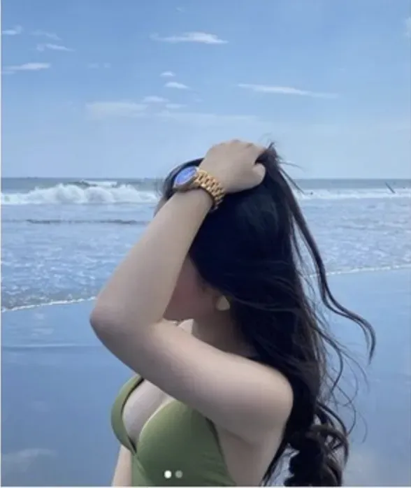 女大十八變！張君雅小妹妹26歲近況曝　海邊辣照「傲人春光」全洩